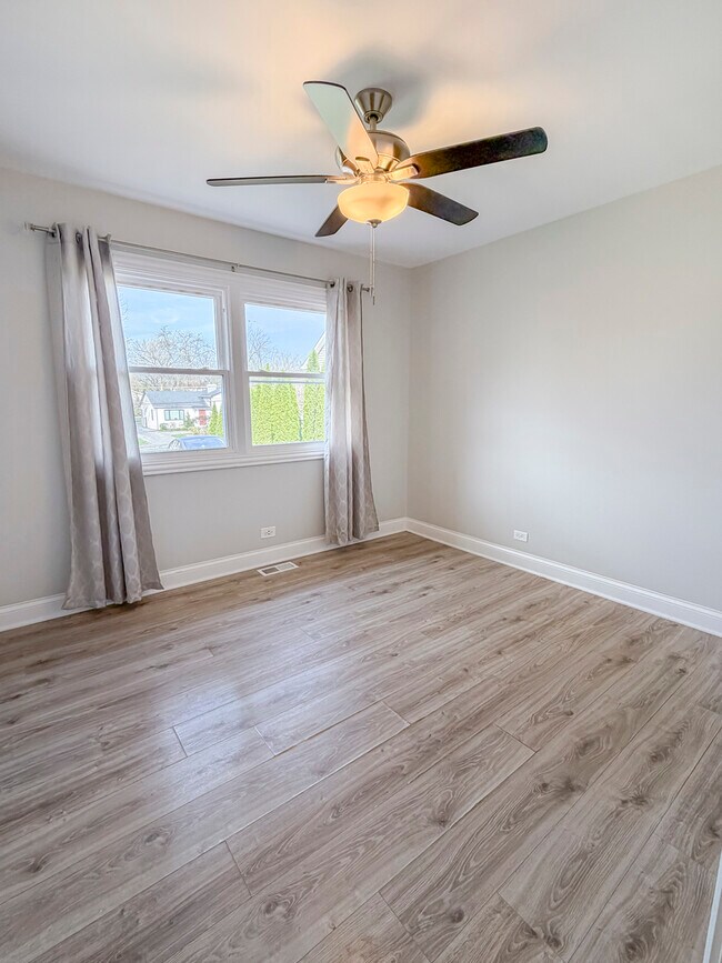 Building Photo - 9027 Skyline Dr