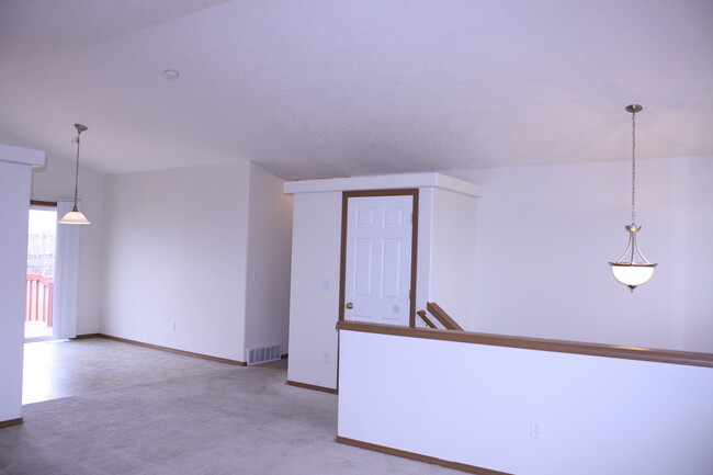 Building Photo - 419 N Arbutus Ave