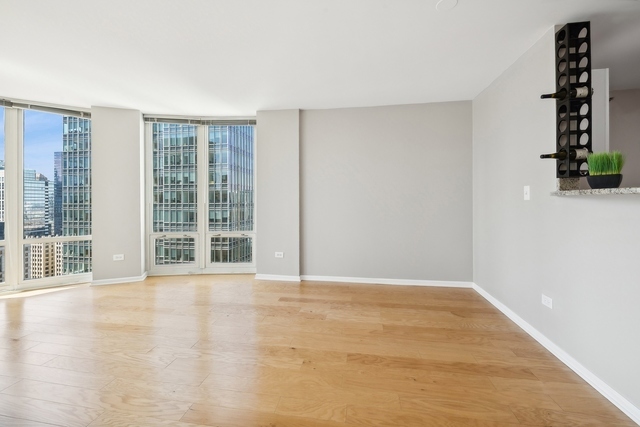 Building Photo - 345 N La Salle Dr