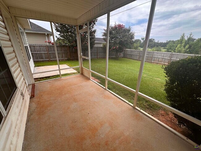 Building Photo - 123 Larkspur Ln