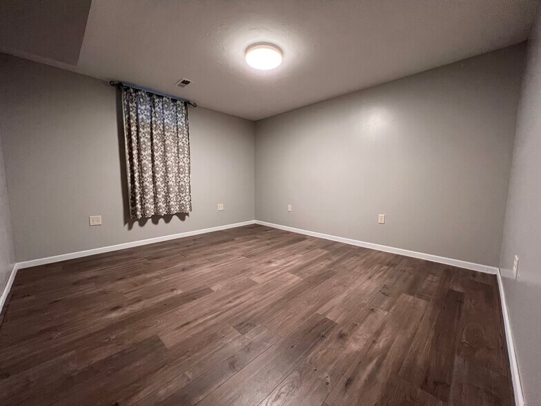 Building Photo - 1051 Curdes Ave