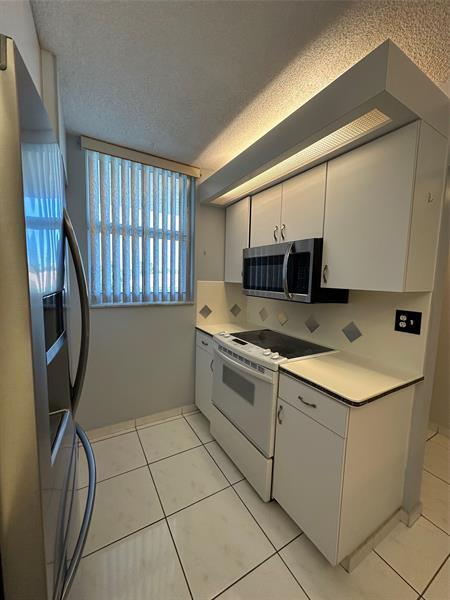 Building Photo - 5300 NE 24th Terrace