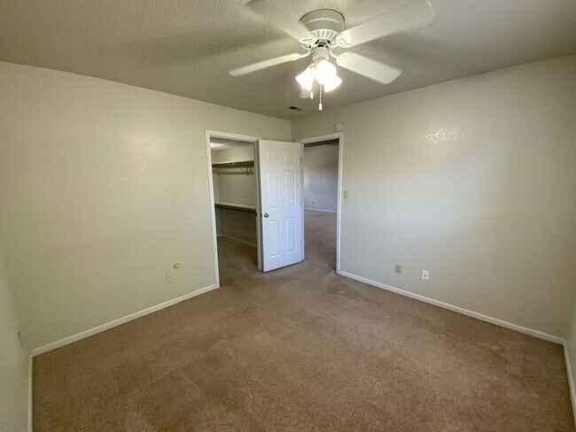 Building Photo - 3 Bedroom 2 Bathroom Duplex