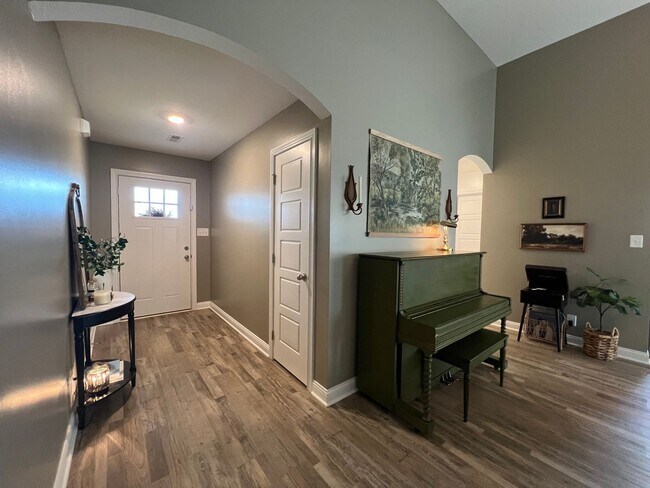 Building Photo - 3 Bedroom 2 Bathroom Home