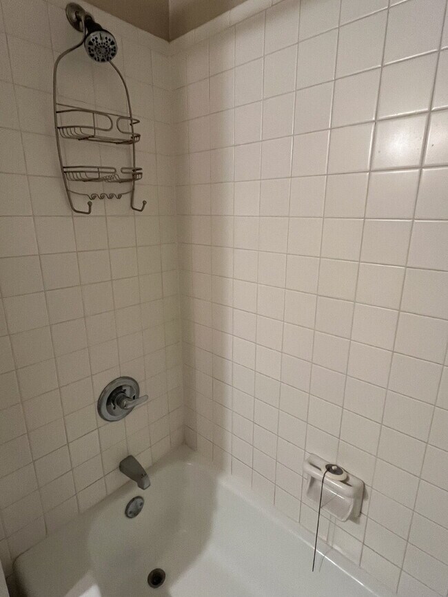 Building Photo - "Charming 3-Bedroom with 2 Full Baths in L...