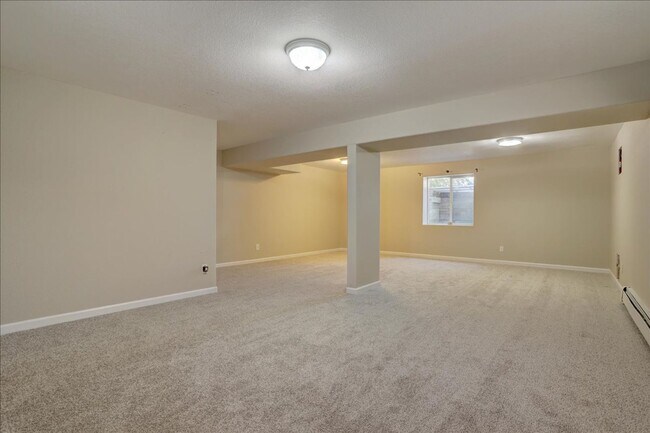 Building Photo - Amazing Custom Ranch with Privacy and Spra...