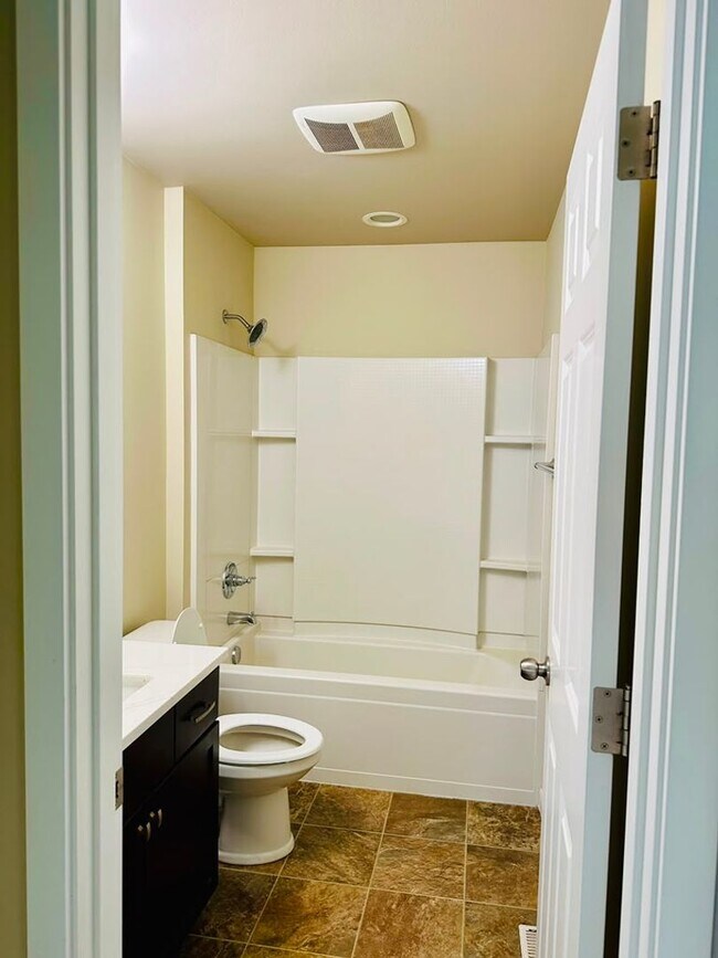 Building Photo - Beautiful 3 bed Home in Bothell in sought after Kings corner community!!