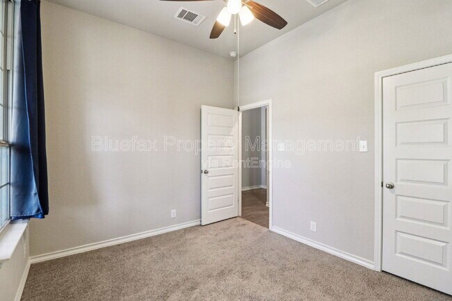 Building Photo - 10208 High Noon Dr