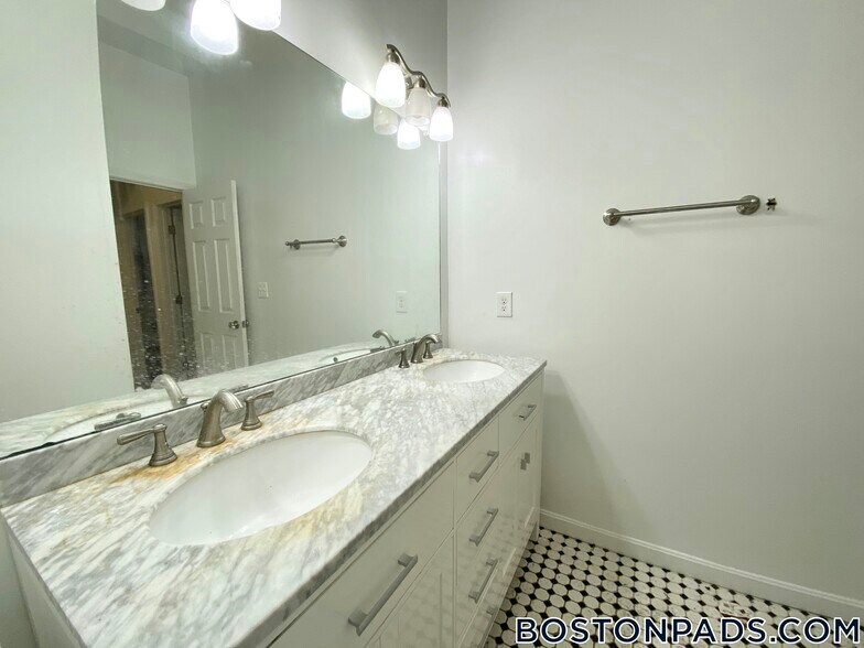 Building Photo - 26 Hemenway St