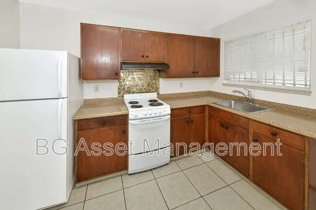 Building Photo - 8049 Greenridge Dr