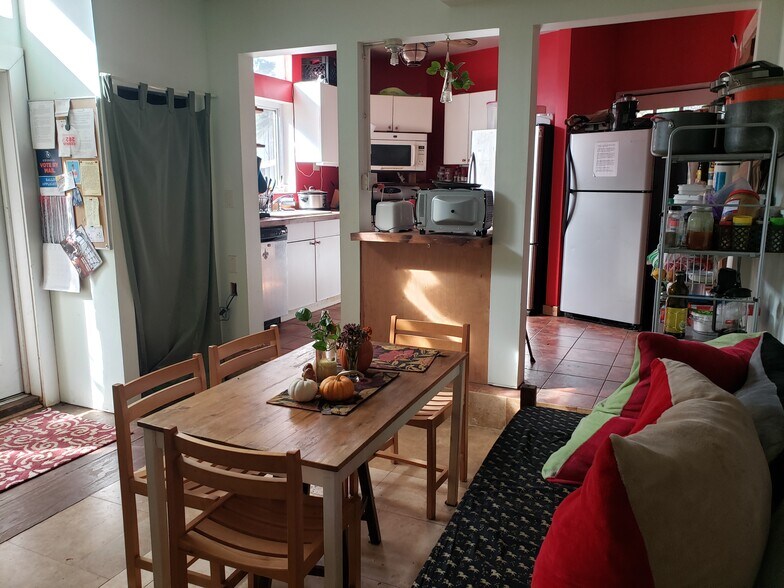 Building Photo - 317 Nelms Ave NE