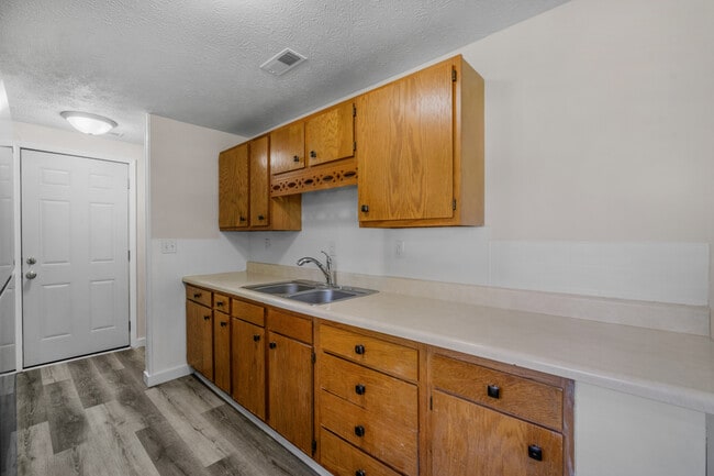 Building Photo - 5602 Arrowhead Blvd