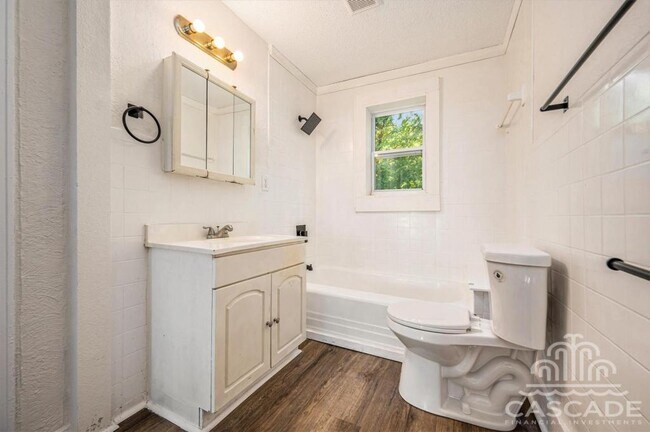 Building Photo - 707 N Forest Ave