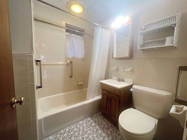 Building Photo - 3 Off-Street Parking & In-Unit Laundry 3-bed