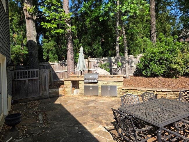 Building Photo - 2076 Anderson Dr SE