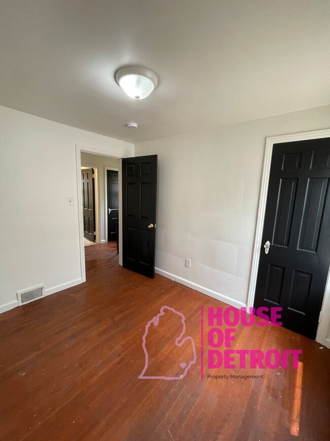 Building Photo - Summer Special~ 3 BEDROOM | 1 BATH | FREE ...