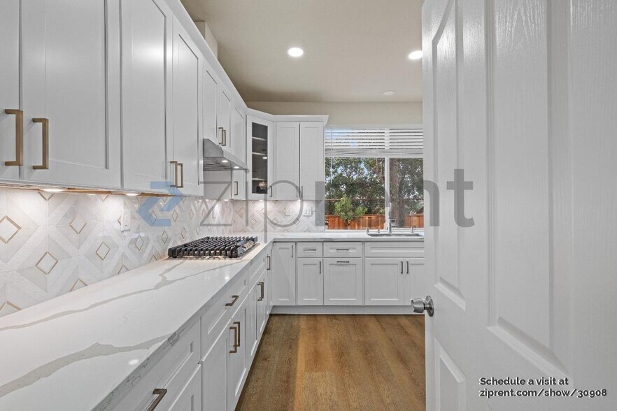 Building Photo - 1001 Sandhurst Dr