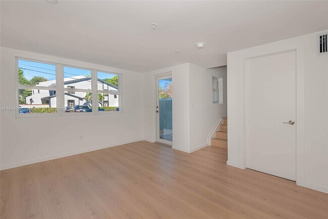 Building Photo - 824 SE 12th Ct