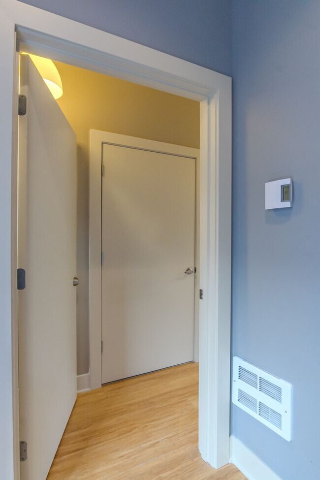 Building Photo - 3Bd/2.5Ba Seattle Townhouse