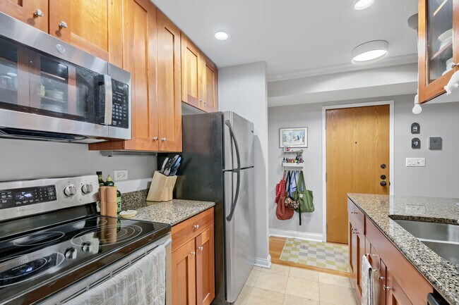 Building Photo - 512 W Barry Ave