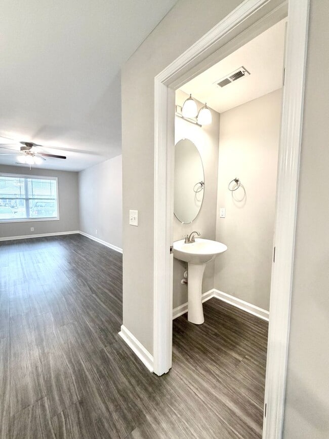 Building Photo - 235 Woodland Vly Ln