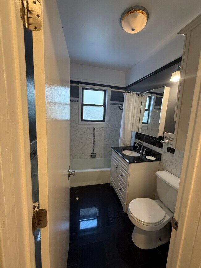 Building Photo - 840 N Austin Blvd