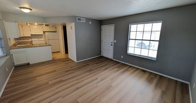 Building Photo - 3 Bedroom Townhome Near W University Dr and S Hardy Dr!