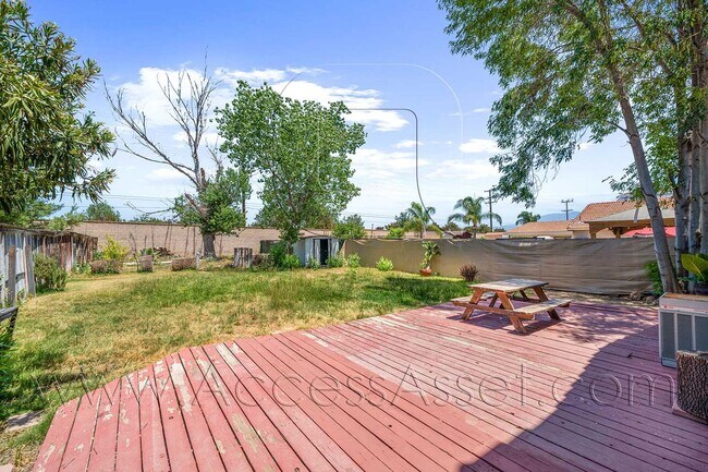 Building Photo - Charming and Bright Three-Bedroom Haven on Comotilo