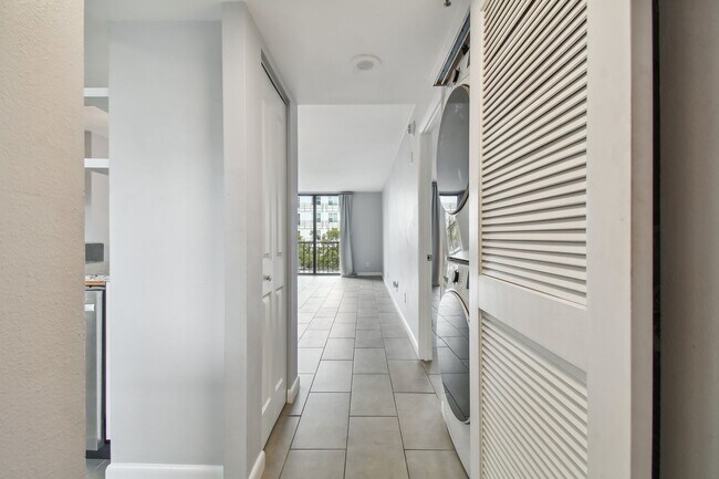 Building Photo - Charming 1 Bed, 2 Bath Condo in the Vibran...