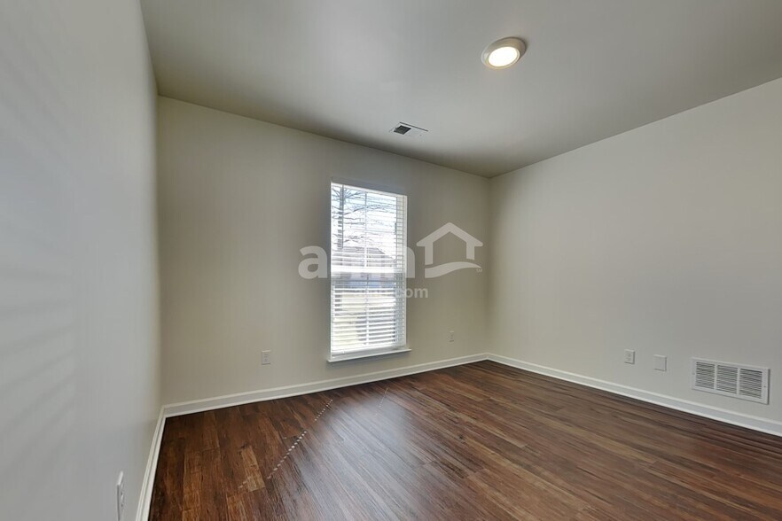 Building Photo - 3210 Greenhouse Dr