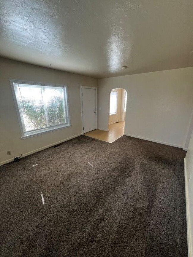 Building Photo - Two Bedroom Conveniently located in Cen...