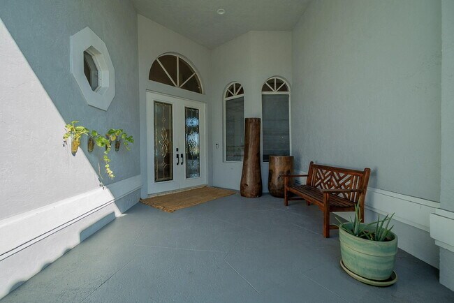 Building Photo - 1907 S Club Dr