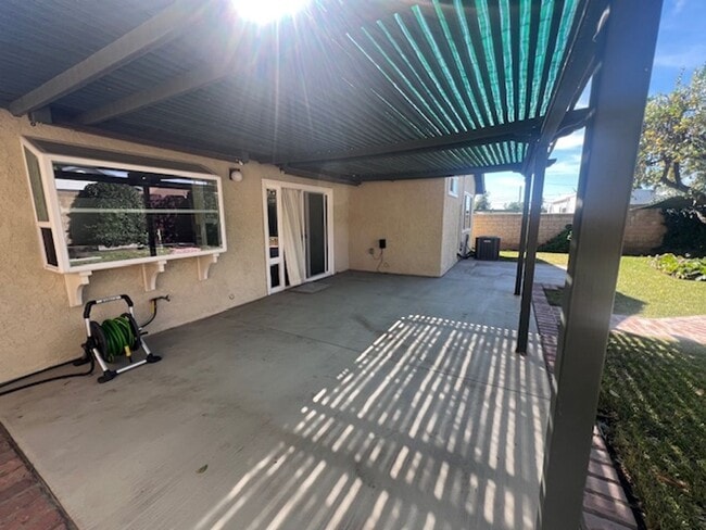 Building Photo - Beautiful 3 Bedroom, 2 Bathroom Sylmar Home! Ready for Move-In!