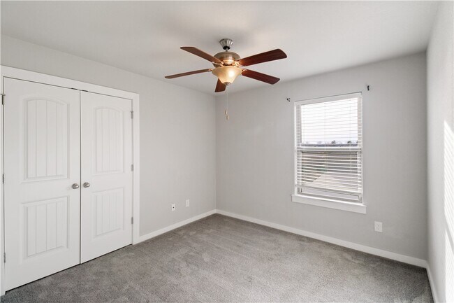 Building Photo - 400 Barbet Dr