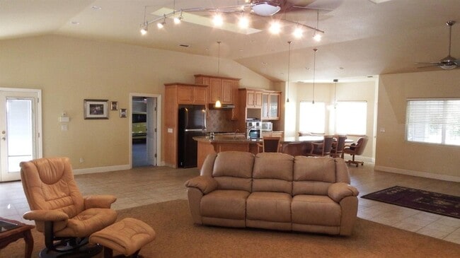 Building Photo - Clovis Dream Home with All the Bells & Whi...