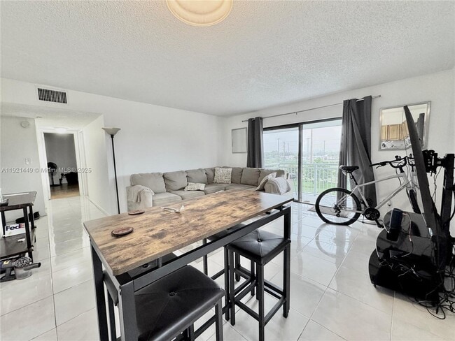 Building Photo - 505 S Pine Island Rd