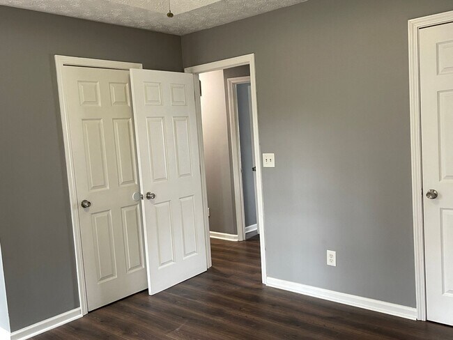 Building Photo - Split Foyer