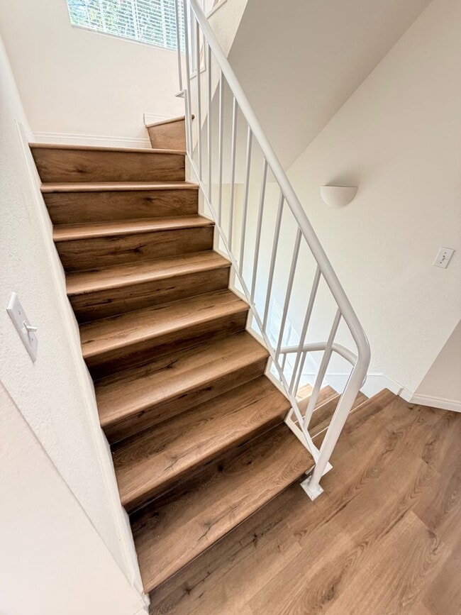 Building Photo - 3 Bed / 3 Bath Townhome in Scripps Ranch