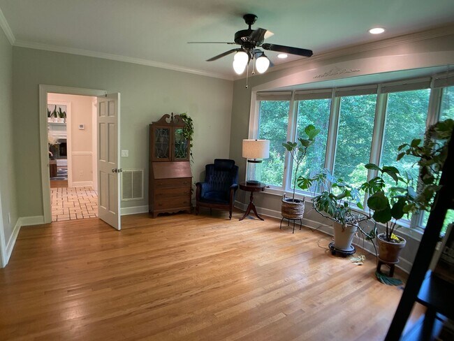 Building Photo - Executive Home in The Heart of Chapel Hill!