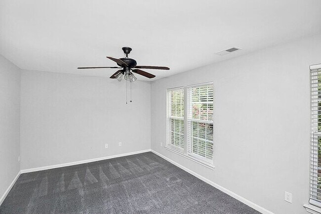 Building Photo - 2BD/2.5BA End Unit Townhome in Blakeney Greens!