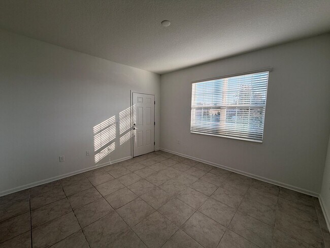 Building Photo - Rare find In-Law suite Home! Single family house with Separate entry and kitchen, laundry set!