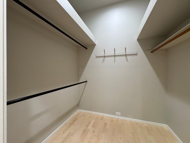 Building Photo - Breathtaking views of Chuckanut Bay!!