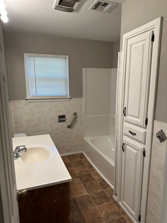 Building Photo - Newly Renovated 4 br/2ba Home in -Steps Aw...