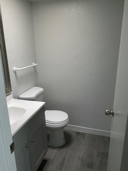 HALLWAY BATHROOM - 2629 Red Sails Dr