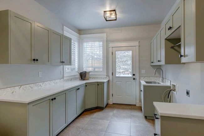 Building Photo - Beautiful home perfect for entertaining