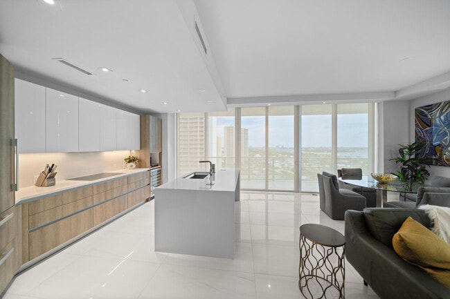 Building Photo - 3100 N Ocean Dr