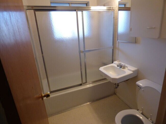 Building Photo - Cozy 2 Bed/1 Bath Duplex Near Lake Loveland!