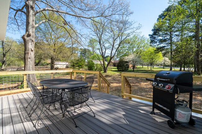 Large Back Deck with table and grill - 1800 Cumberland Trce