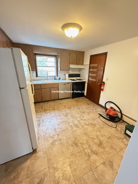 Building Photo - 400 Walden St