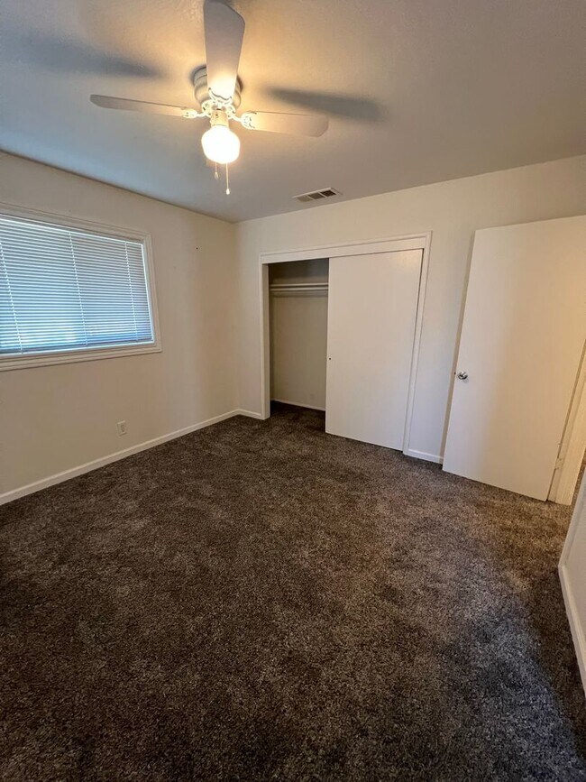 Building Photo - 4bd 3 bath